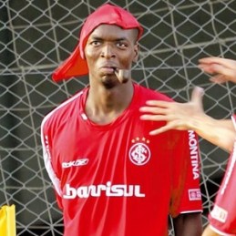 renteria-comemora-gol-pelo-inter-com-cachimbo-e-gorro-de-saci-1302196487837_300x300