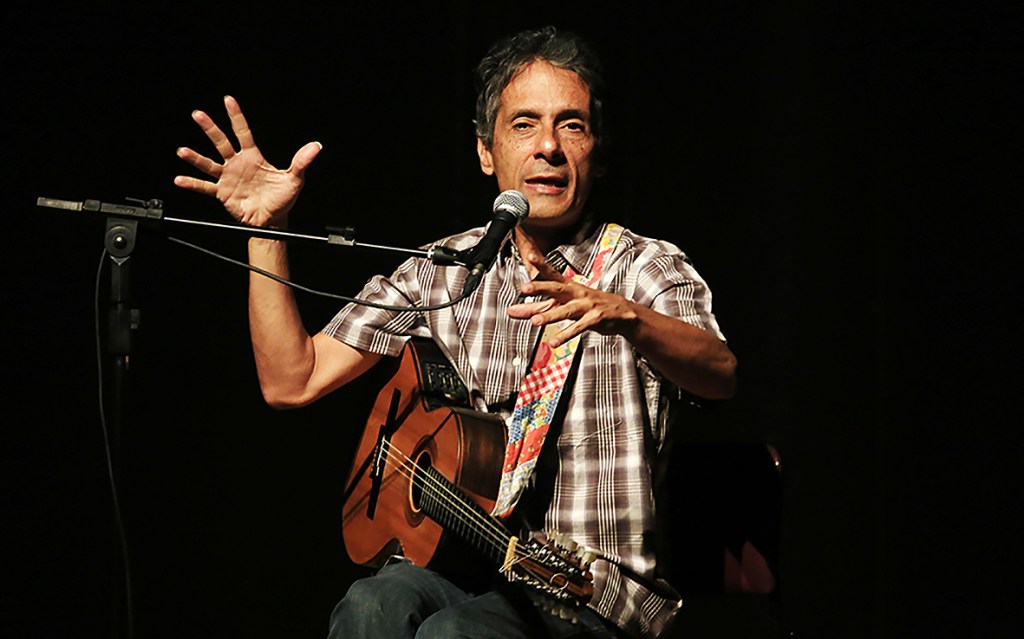 Podcast que entrevista o violeiro Paulo Freire, 